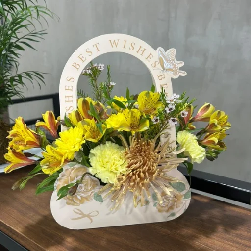 Canasta de flores claras de estacion